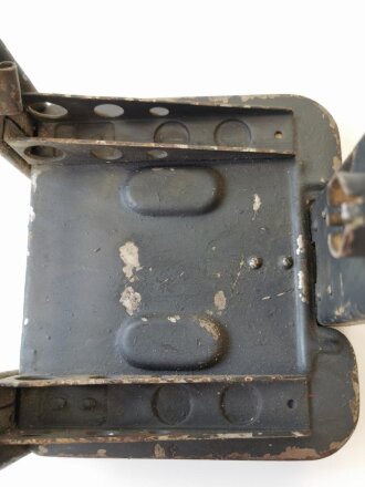 Gurttrommelträger 34 , Sandfarbener Originallack, darüber Luftwaffenblauer Anstrich, Ungereingtes Stück