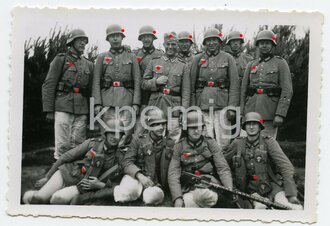 Gruppenaufnahme von Heeresangehörigen mit einem MG 13, Maße 6 x 9 cm