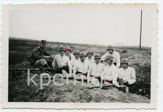 Gruppenaufnahme von Angehörigen des Heeres im Schützengraben mit MG 13, Maße 6 x 9 cm