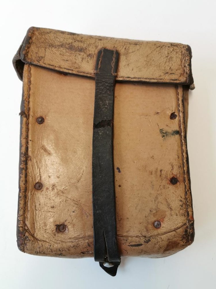 MG Werkzeugtasche Wehrmacht aus gelbem Ersatzmaterial . Stark getrage