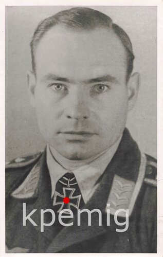 Aufnahme eines Angehörigen der Luftwaffe mit Ritterkreuz des Eisernen Kreuzes, Maße 9 x 14 cm, das Ritterkreuz einretouschiert