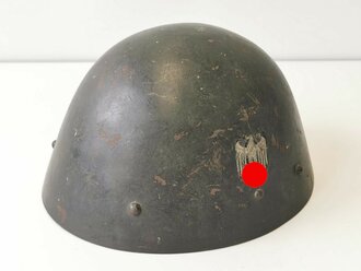 Stahlhelm Wehrmacht, Tschechischer Beutehelm M38, aussen überlackiert und mit einem Heeresabzeichen versehen. Getragenes Stück, selten.