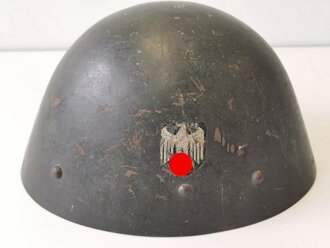 Stahlhelm Wehrmacht, Tschechischer Beutehelm M38, aussen überlackiert und mit einem Heeresabzeichen versehen. Getragenes Stück, selten.