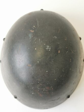 Stahlhelm Wehrmacht, Tschechischer Beutehelm M38, aussen überlackiert und mit einem Heeresabzeichen versehen. Getragenes Stück, selten.