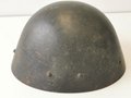 Stahlhelm Wehrmacht, Tschechischer Beutehelm M38, aussen überlackiert und mit einem Heeresabzeichen versehen. Getragenes Stück, selten.