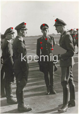 Angehörige der Luftwaffe mit Ritterkreuz des Eisernen Kreuzes im Gespräch, Maße 12 x 18 cm