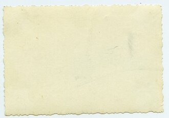 Angehörige des Heeres mit 10,5 cm Feldhaubitze 16 unter Tarnnetz, Maße 6 x 9 cm