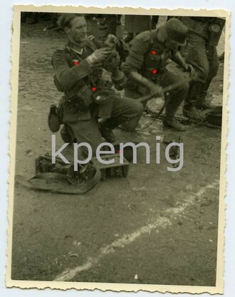 Angehörige des Heeres beim Üben mit Gasmaske, Karabiner und MP, Maße 7 x 9 cm