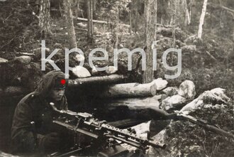 Aufnahme eines Angehörigen des Heeres im Schützengraben mit sMG 34, Maße 6 x 9 cm