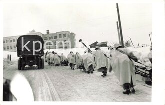 Angehörige des Heeres in Wintertarnbekleidung beim...