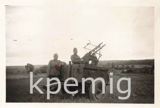 Angehörige des Heeres mit Zwillingsfliegerabwehr MG 34 auf einem Anhänger, Maße 6 x 9 cm