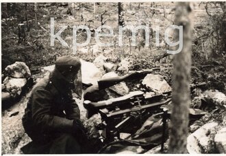 Aufnahme eines Angehörigen des Heeres im Schützengraben mit sMG 34, Maße 7 x 10 cm