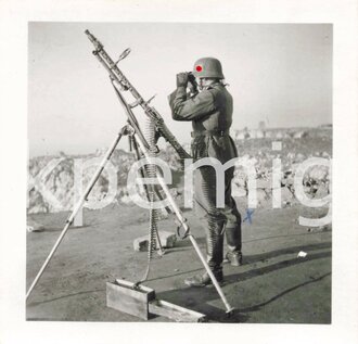 Aufnahme eines Angehörigen des Heeres am Fliegerabwehr MG 34, Maße 6 x 6 cm