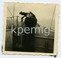 Offizier der Kriegsmarine am Doppelfernrohr, Maße 6 x 6 cm