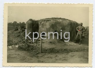 Angehöriger des Heeres vor einem Bunker der...