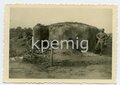 Angehöriger des Heeres vor einem Bunker der Maginotlinie, Maße 6 x 9 cm