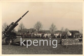 Angehöriger der Luftwaffe, angetreten hinter Ihrer 8,8 cm Flak mit 3 Abschussringen, Sondereinsatz Salzburg 1942, Maße 9 x 12 cm
