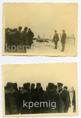 2 Aufnahmen, General des Heeres, Ritterkreuz des Eisernen Kreuzes mit Eichenlaub im Kreise seiner Männer in Tarnuniform , Maße 7 x 10 cm