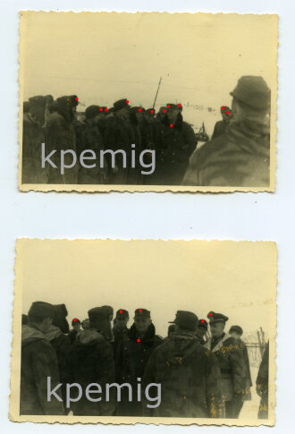 2 Aufnahmen, General des Heeres, Ritterkreuz des Eisernen Kreuzes mit Eichenlaub im Kreise seiner Männer in Tranuniform , Maße 7 x 10 cm