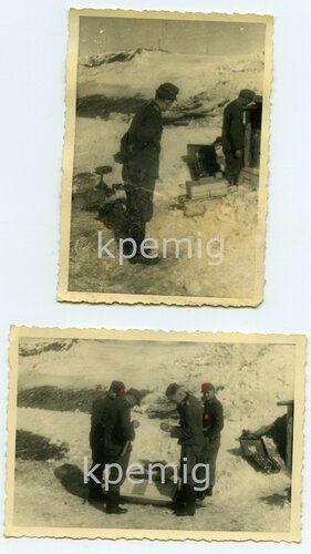 2 Aufnahmen, Angehörige des Heeres beim Zusammenbau von Panzerfäusten, Maße 7 x 10 cm