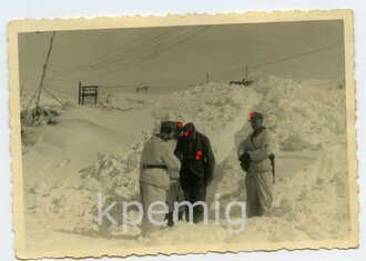 Angehörige des Heeres in Wintertarnbekleidung und Eisernem Kreuz 1. Klasse, Maße 7 x 10 cm