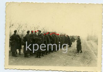 Angehörige des Heeres in Marschkolonne mit MP40 , Maße 7 x 10 cm