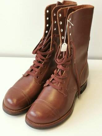 U.S. 1953 dated pair jump boots size 9W, unused pair