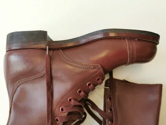 U.S. 1953 dated pair jump boots size 9W, unused pair