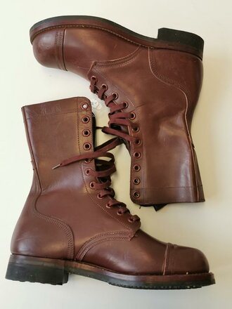 U.S. 1953 dated pair jump boots size 9W, unused pair