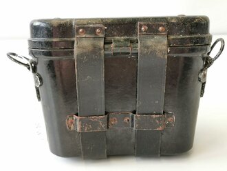 Preßstoffbehälter zum Dienstglas 6x30 der Wehrmacht, getragenes Stück in gutem Zustand