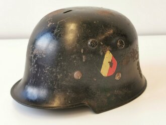 Feuerwehr III.Reich, Stahlhelm Modell 1934 mit beiden Abzeichen, das Hakenkreuz zu etwa 70% erhalten. Originallack, ungereinigtes Stück