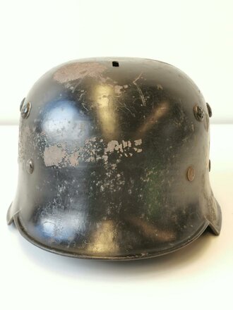 Feuerwehr III.Reich, Stahlhelm Modell 1934 mit beiden Abzeichen, das Hakenkreuz zu etwa 70% erhalten. Originallack, ungereinigtes Stück