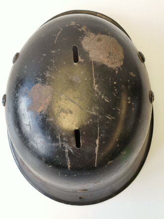 Feuerwehr III.Reich, Stahlhelm Modell 1934 mit beiden Abzeichen, das Hakenkreuz zu etwa 70% erhalten. Originallack, ungereinigtes Stück