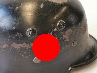 Feuerwehr III.Reich, Stahlhelm Modell 1934 mit beiden Abzeichen, das Hakenkreuz zu etwa 70% erhalten. Originallack, ungereinigtes Stück