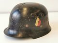 Feuerwehr III.Reich, Stahlhelm Modell 1934 mit beiden Abzeichen, das Hakenkreuz zu etwa 70% erhalten. Originallack, ungereinigtes Stück