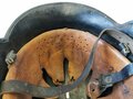 Feuerwehr III.Reich, Stahlhelm Modell 1934 mit beiden Abzeichen, das Hakenkreuz zu etwa 70% erhalten. Originallack, ungereinigtes Stück