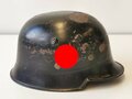 Feuerwehr III.Reich, Stahlhelm Modell 1934 mit beiden Abzeichen, das Hakenkreuz zu etwa 70% erhalten. Originallack, ungereinigtes Stück