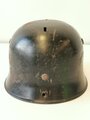 Feuerwehr III.Reich, Stahlhelm Modell 1934 mit beiden Abzeichen, das Hakenkreuz zu etwa 70% erhalten. Originallack, ungereinigtes Stück