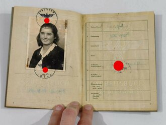 Arbeitsbuch für Ausländer von einer Frau aus besetztem Ostgebiet "Kaamarowka - Minsk?", Stempelung Arbeitsamt Wien, vermutlich Wasserschaden
