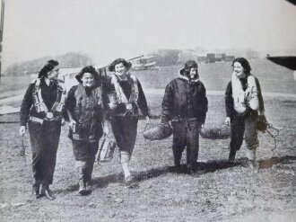 Großbritannien " Women in Uniform", datiert 1946, Maße A5, 386 Seiten