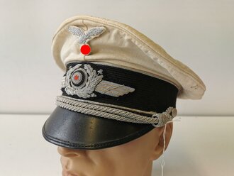 Luftwaffe, weisse Sommerschirmmütze für Offiziere. Stärker getragenes Stück, Hersteller EREL , Fundusstempel von "Statni Film in Prag", aus diesem Fundus kamen nach wegfall des Eisernen Vorhangs unmengen von Uniformen und Ausrüstung.