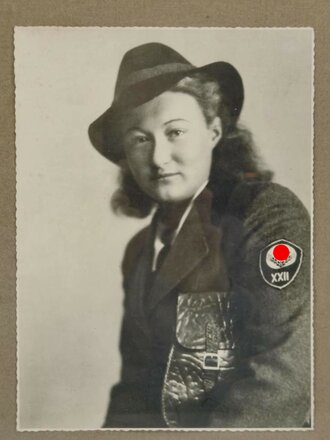 Weiblicher Reichsarbeitsdienst, Original gerahmtes Foto einer Arbeitsmaid, Maße Foto 17 x 23 cm, Maße mit Rahmen 33 x 39 cm
