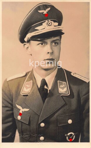Aufnahme eines Leutnant der Luftwaffe mit Flugzeugführerabzeichen, Maße 8 x14 cm
