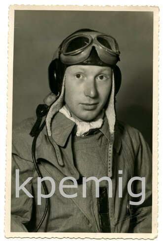 Aufnahme eines Angehörigen der fliegenden Truppe mit LkP 100 W, Fliegerbrille und Fliegerkombi, Maße 8 x 12 cm