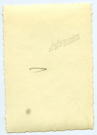 Aufnahme eines Leutnant Fliegendes Personal mit weißer Sommermütze und Fiegerschützenabzeichen, Maße 6 x 9 cm