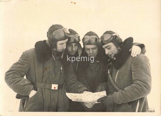 Aufnahme einer Kampffliegerbesatzung in Winterbekleidung,...