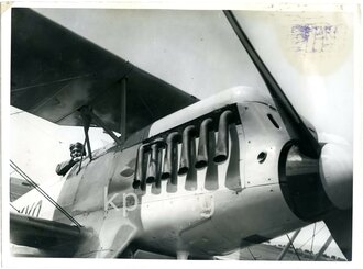 Pressefoto Aufnahme einer HE51, Rückseitig beschriftet "Ein Tag beim Jagdgeschwader Richthofen" Maße 18 x 24 cm