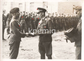Aufnahme von Angehörigen der Luftwaffe beim Empfang Ihrer Auszeichnung, Maße 7 x 10 cm