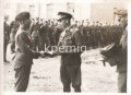Aufnahme von Angehörigen der Luftwaffe beim Empfang Ihrer Auszeichnung, Maße 7 x 10 cm