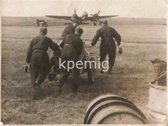 Aufnahme von Flugzeugwarten mit ihrem Handkarren vor einer JU88, Maße 8 x 10 cm